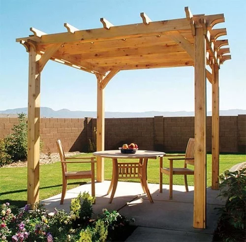Pergola aus Holz kleiner runder Tisch zwei Stühle Blumen Rasen ruhiger Ort im Garten