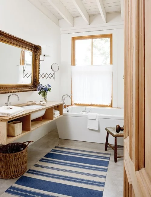 blau –weiß gestreifter Teppich kleines Bad aufpeppen frische Brise mitbringen
