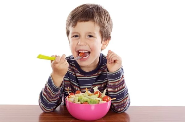 gesunde ernährung kinder kind isst salat