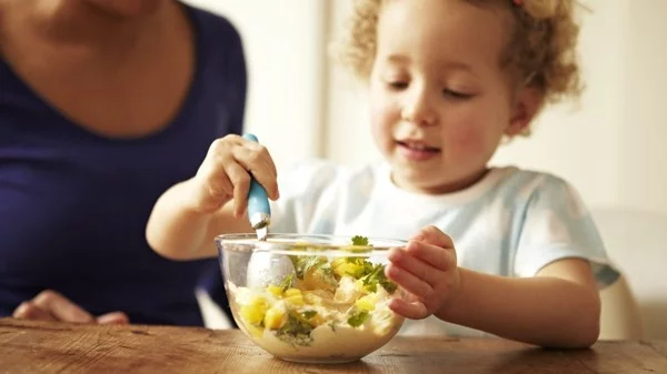 gesunde ernährung kinder kind macht salat