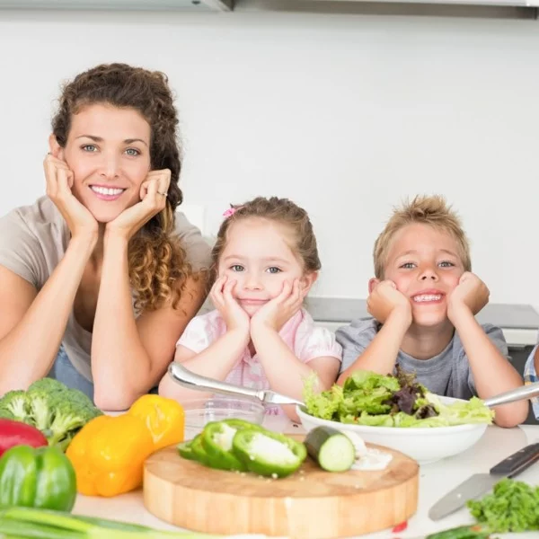 glückliche familie gesunde ernährung kinder