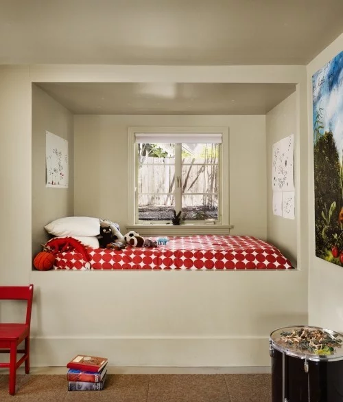 kleine schlafzimmer lebendige rote decke