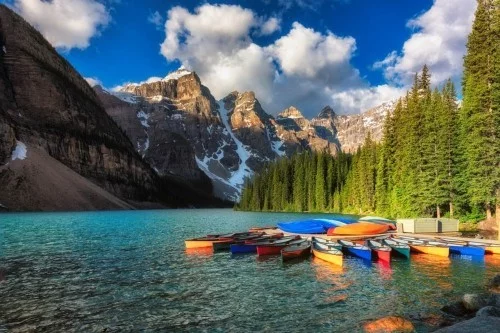 Canoes on Moraine lake, Banff Nationalpark Rocky Mountains Provinz Alberta Kanada