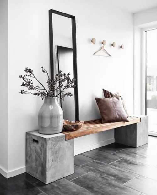 Flur gestalten - schlichte Sitzbank minimalistisches Raumdesign viel Beton Grau