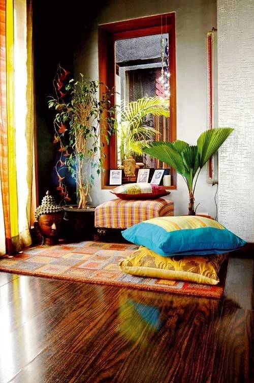 Zimmerpflanzen Holzfiguren warme Farben prägen den Zimmerlook im Style Indian Summer