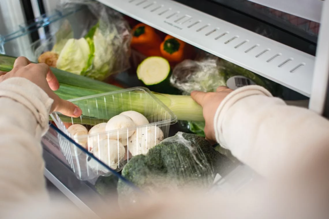 gesundes essen gemüse im kühlschrank