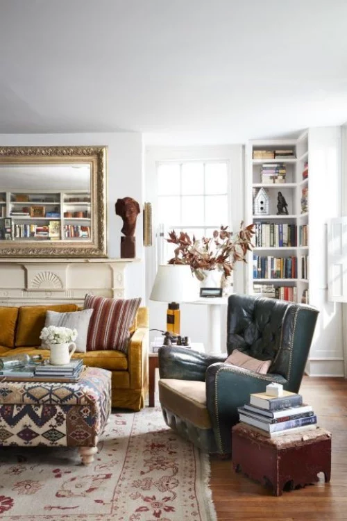 Alte Möbel viele Farben etwas überladen wirkend Wohnzimmer im Landhausstil