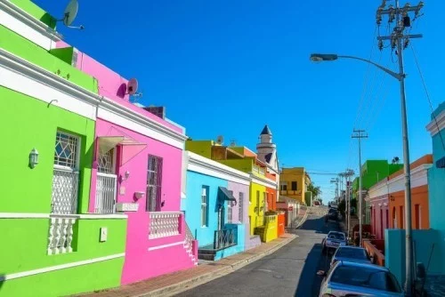 Ausgewählte Reiseziele im September bunte Strandhäuser in Südafrika
