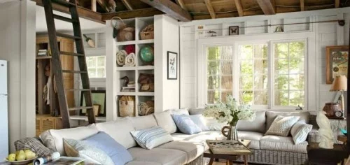Geräumiges Wohnzimmer im Landhausstil weiße Sitzgarnitur hellblaue Kissen