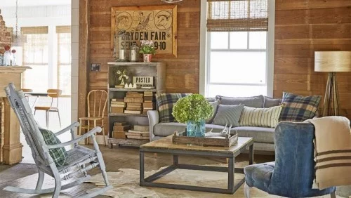 Holz Wohnzimmer im Landhausstil schicke alte Möbel sehr ansprechende Farben und Dekoration