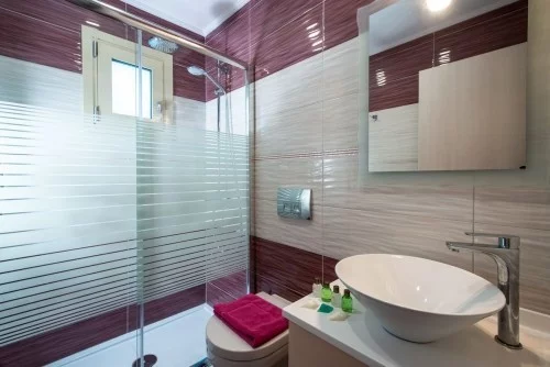 badezimmergestaltung in tollen lila und weiß