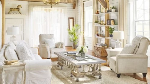 weiße Möbel viel Tageslicht einladendes Wohnzimmer im Landhausstil