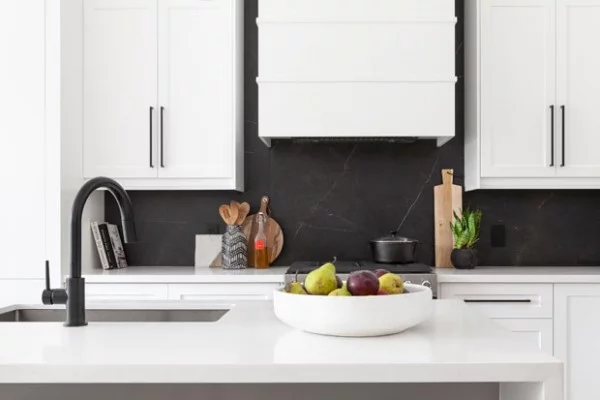 Küchendesign in dunklen Farben klassisches Weiß nur schwarze Küchenrückwand
