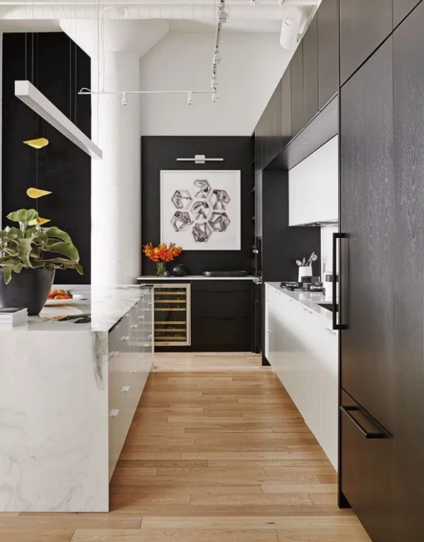 Küchendesign in dunklen Farben schwarz-weiß klassisches Farbduo trendiger Look