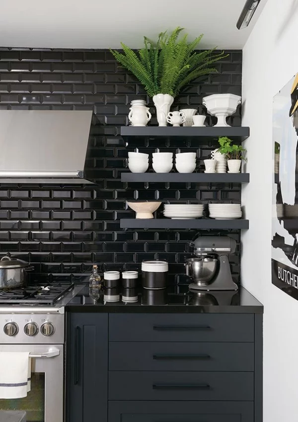 Küchendesign in dunklen Farben schwarze Metro-Fliesen offene Regal
