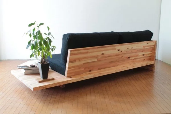 Sofa mit integriertem Tisch Gestell aus Holz Ablage Zimmerpflanze