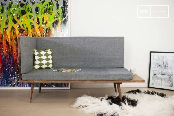 Sofa mit integriertem Tisch graue Polsterung Gestell aus Holz Deko Kissen