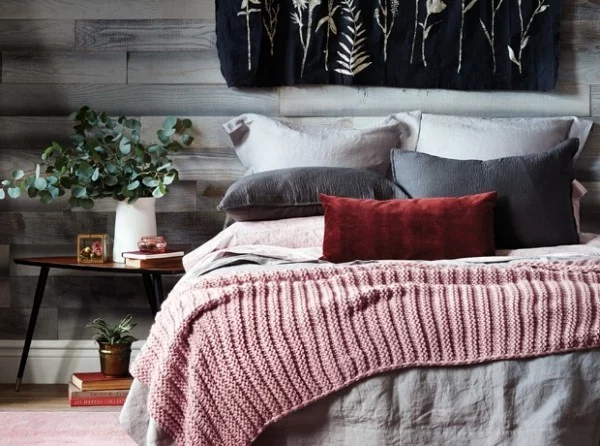 Trendfarben 2018  Schlafzimmer weinrotes Deko Kissen leuchtend schön Kombination mit Grau und Rosa