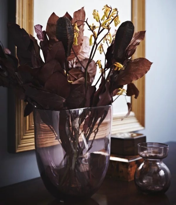 Trendfarben 2018  Vase mit dunkelvioletten Laubblättern Glühwein-Effekt verstärken