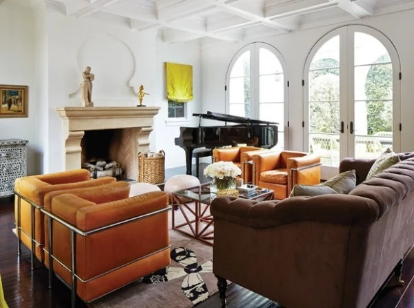 Trendfarben 2018  modernes Wohnzimmer orangengelbe Polstermöbel frischer herbstlicher Hauch