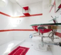 Badezimmer-Gestaltungsideen in Trendfarben Rot und Grün