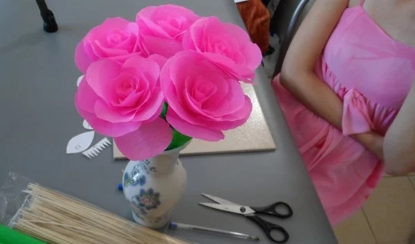 basteln mit krepppepapier helle rosen