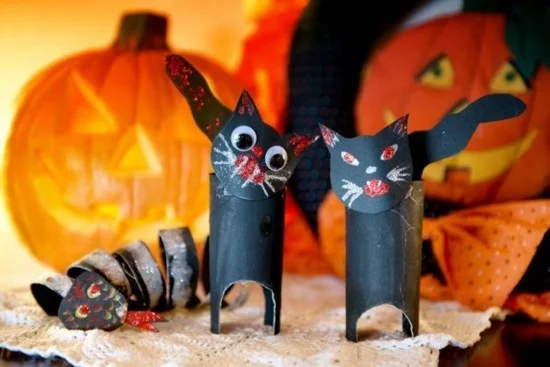 halloween schwarze katzen basteln mit klorollen