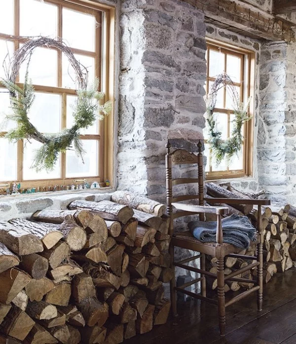 Weihnachten auf dem Lande feiern zwei Kränze am Fenster Stauraum für Brennholz