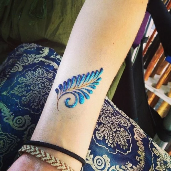 blaue feder glitzer henna tattoo ideen