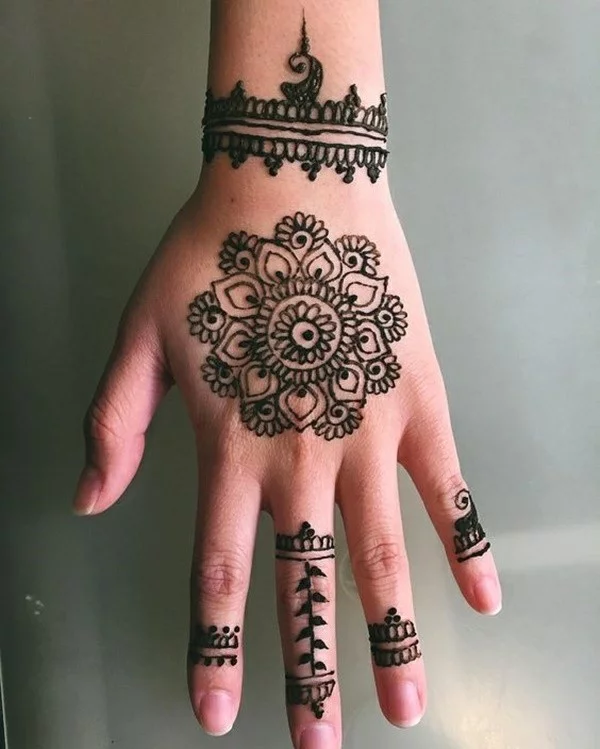blume obere handseite tattoo ideen mit henna