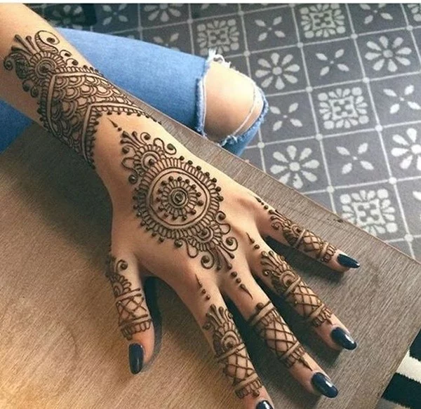 hand oberseite tattoo ideen mit henna
