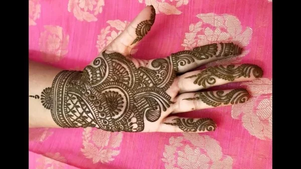 handfläche damen tattoo ideen mit henna