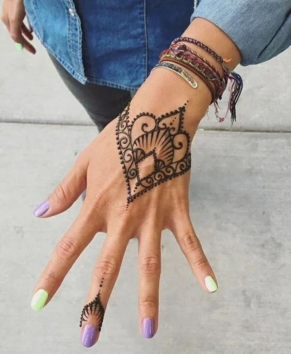 henna tattoo ideen hand motive