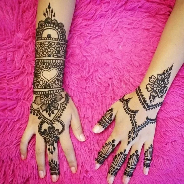 henna tattoo ideen hand oberseite herzen