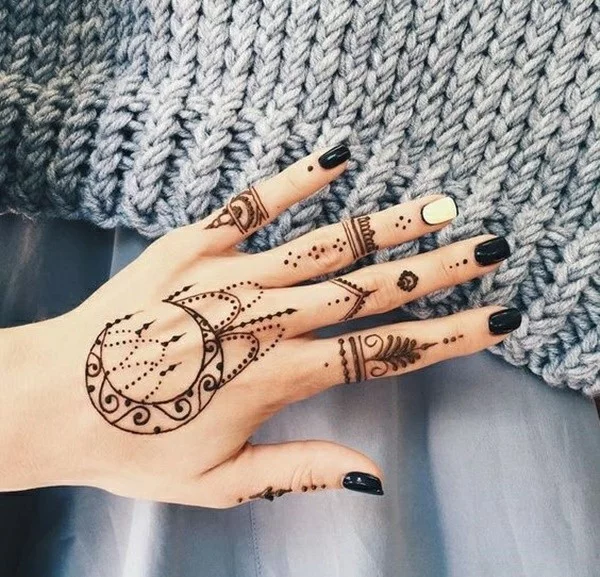 mondsichel henna tattoo ideen hand