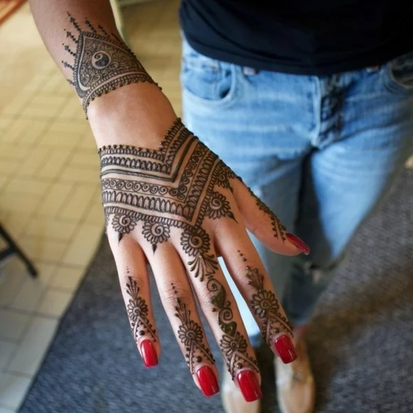 orientalische motive henna tattoo ideen hand