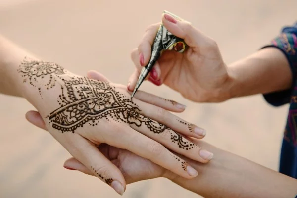 traditionelle henna hand tattoo ideeen
