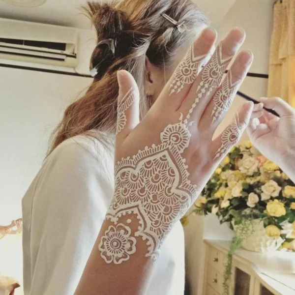 weiße henna tattoo idee hand