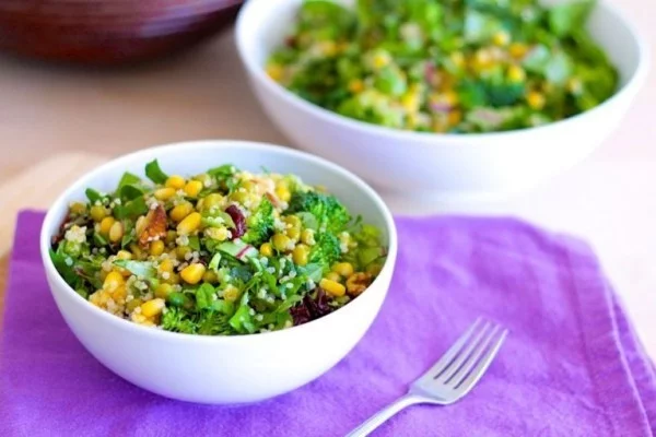Gesunde Kohlenhydrate Quinoa Körner im frischen Salat