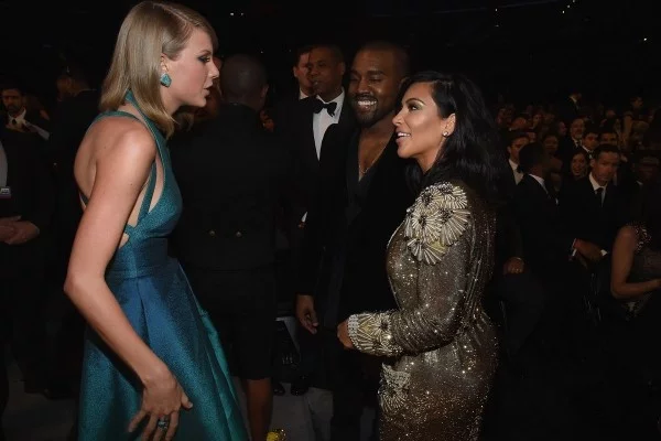 Kim Kardashian Taylor Swift Kanye West freundlich miteinander sprechend