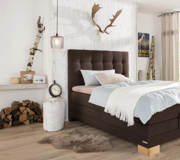 Natur ins Haus holen weißes Birkenholz Schlafzimmer schokoladenbraunes Bett Kontraste schaffen