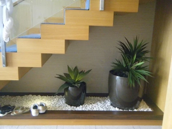 Treppenhaus Kies mit Vasen und Pflanzen