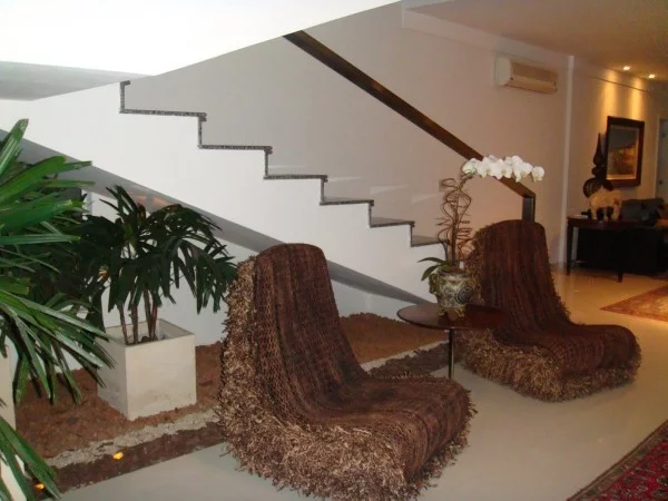 Treppenhaus naturinspirierte Stühle