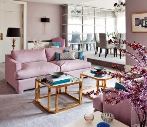 Wohnzimmer mit femininen Touches Pastellfarben dominieren