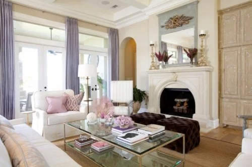 Wohnzimmer mit femininen Touches Weiß Zartrosa und Flieder visuelle Balance