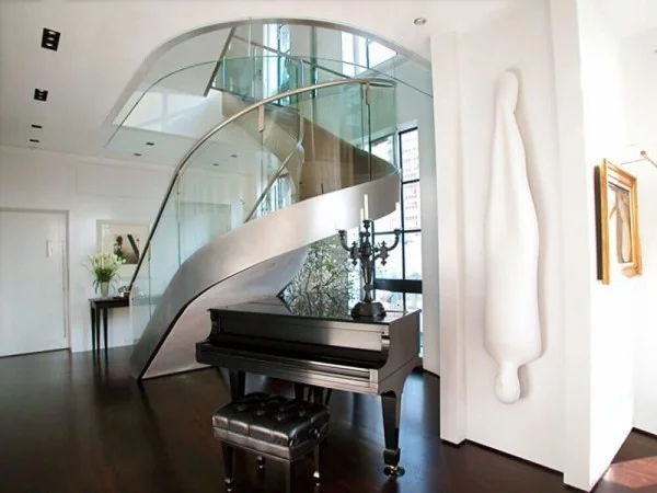 ein tolles Piano unter dem Treppenhaus