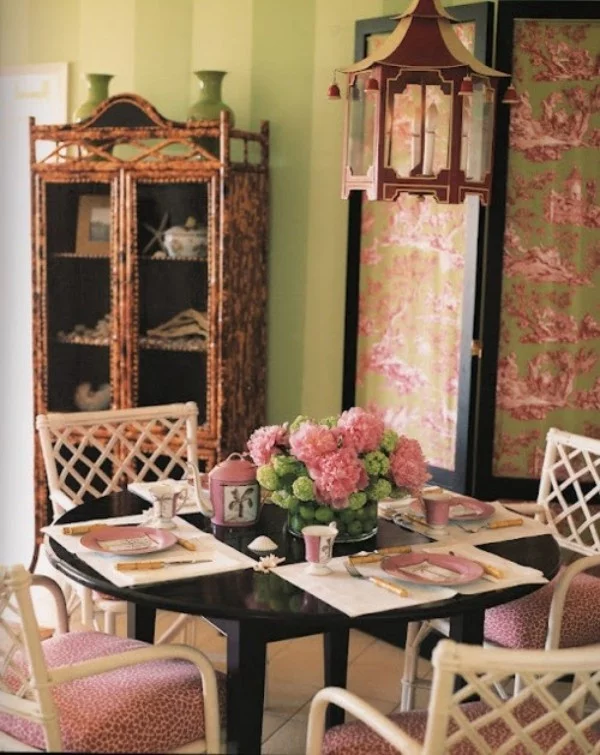 Esszimmer mit femininen Touches Blumenmuster überall schön gedeckter Tisch