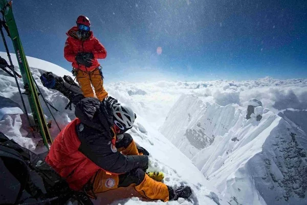 Futurelight – der weltweit fortschrittlichste Stoff von The North Face mit ski vom berg herunter absteigen