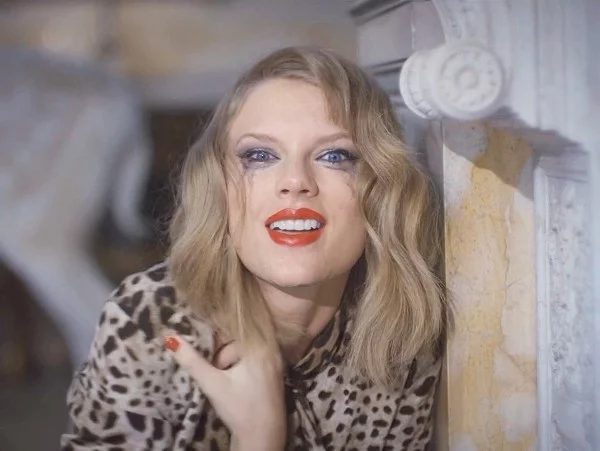 Taylor Swift erscheint auf der Titelseite von Elle UK mit einem persönlichen Essay über Popmusik blank space song ausschnitt femme fatale