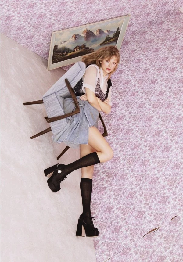 Taylor Swift erscheint auf der Titelseite von Elle UK mit einem persönlichen Essay über Popmusik elle uk abstrakte fotografie